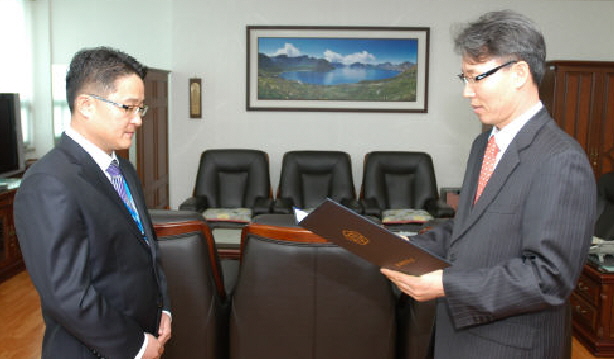 임차식 전파연구소장(오른쪽)이 최병진 지에스티엘 사장에게 인증서를 수여하고 있다.