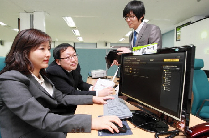  KT 스마트그리드 운영센터 직원들이 스마트그린 종합관제시스템을 이용해 대상 가정의 전력, 수도, 가스, 온수, 난방 등의 에너지 모니터링과 탄소배출량을 점검하고 있다.      
   