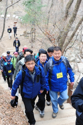 전자신문과 한국정보기술학술단체총연합회 공동 주최로 10일 청계산에서 열린 제1회 정보기술인 춘계 등반대회에서 참석자들이 밝은 표정으로 산행에 나서고 있다. 우리나라 정보통신기술 발전과 유대강화를 위해 열린 이날 등반대회에는 오해석 대통령실 IT특보를 비롯, 300여명의 정보기술 관계자들이 참가했다.