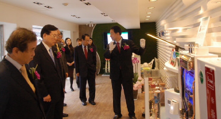서울 관훈동 인사동길에 문을 연 ‘대성 엎:드림’ 개관 행사에서 고봉식 에너지스 사장(가운데)이 주요 참석자들에게 전시관을 소개하고 있다.