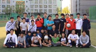  지난해 산단공 축구동호회가 오류애육원생을 대상으로 한 축구교실.