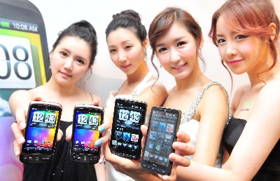 6일 서울 소공동 롯데호텔에서 열린 HTC의 스마트폰 신제품 발표회에서 모델들이 `HTC 디자이어`와 `HTC HD2`를 소개하고 있다.