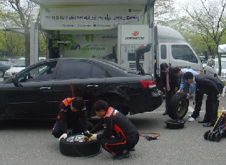  에너지관리공단과 대한타이어공업협회가 주관하고 GS칼텍스·한국타이어·넥센타이어가 참여해 정부과천청사 공무원들을 대상으로 타이어적정공기압 체크 행사를 하고 있다.
 　