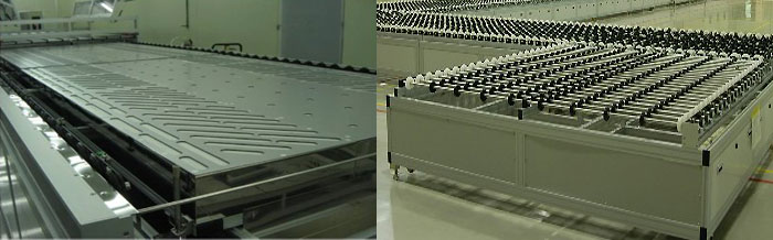 태성기연이 개발한 8세대 LCD 유리기판용 ‘에어 컨베이어’ 시스템(왼쪽). 기존 롤러 장비(오른쪽)에 비해 기판에 닿는 접촉면이 없어져 안정적인 이송이 가능하다.