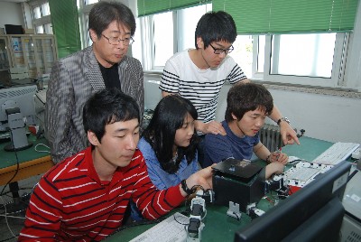 한국해양대학교 IT공학부 제어자동화전공 학생들이 종합 설계과제인 무인 페인팅 로봇 설계 실습을 하고 있다.
 