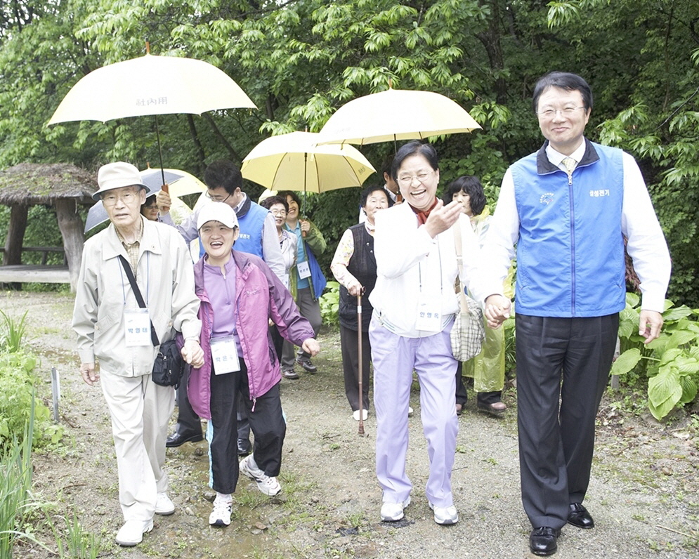 박종우 삼성전기 사장, 인공관절시술자와 나들이 행사