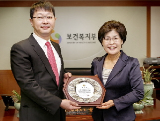  최재원 SK 부회장(왼쪽)이 SK그룹을 대표해 전재희 보건복지부장관으로부터 감사패를 받았다.