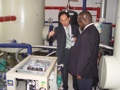 이철해 이사가 태양에너지연구센터에서 윌켄그룹의 샘 음바고 부사장에게 제품에 대해 설명하고 있다.