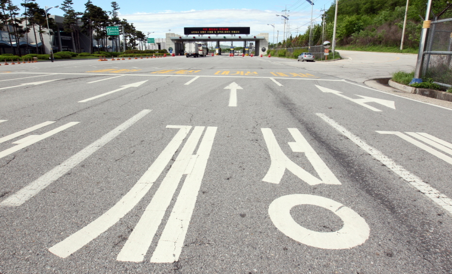 남북 긴장상태가 고조되면서 26일 북한은 통지문을 통해 대북 심리전 방송 재개 시 남측의 인원과 차량에 대한 전면 차단조치와 함께 궁극적으로 개성공단 폐쇄방침을 전했다. 입주기업들도 일부 인원 철수를 시작하면서 개성공단 사업이 최대 위기를 맞고 있다. 개성공단으로 향하는 길목이 썰렁한 모습을 보이고 있다.