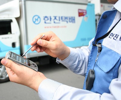 　한진택배는 스마트 폰, RFID 등 첨단 물류IT 기기 도입을 통해 물류 효율화를 도모하고, 사용자 중심의 실시간 정보화 체계를 구축해 나가고 있다.