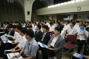 29일 지식경제부 주최로 KEPCO(한국전력) 서울본부에서 열린 `스마트그리드 관련 전기설비기술기준 제정(안) 공청회`에서 참석자들이 발표에 귀를 기울이고 있다.