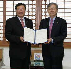  이상천 한국기계연구원장(왼쪽)과 김윤수 전남대 총장이 첨단의료기기 공동개발 및 협력체계 구축에 관한 양해각서를 교환했다