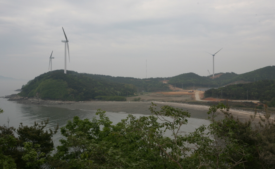  인천 영흥화력발전소 국산 풍력발전 실증단지에 1대씩 설치된 두산중공업, 삼성중공업, 유니슨의 풍력발전기.