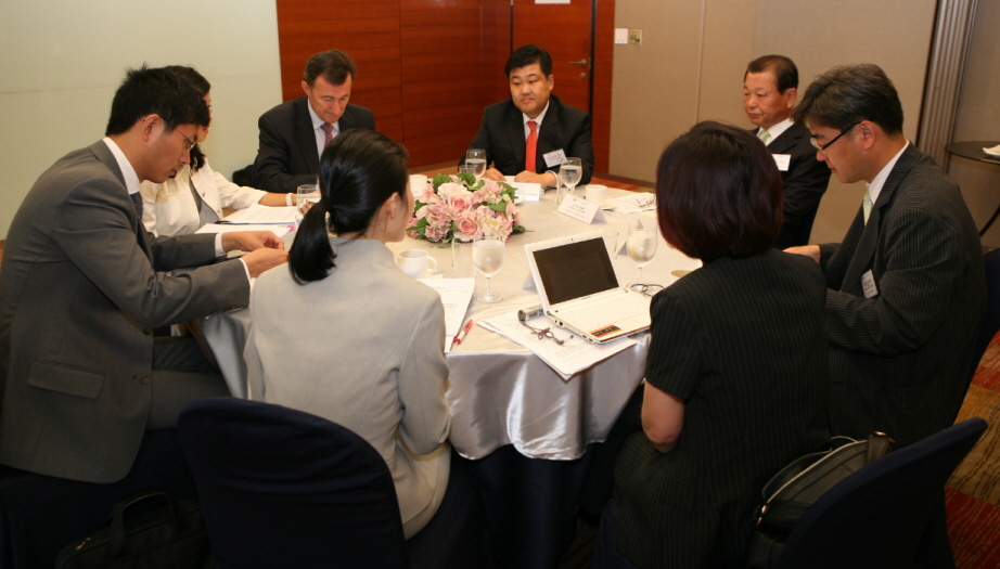  김현덕 경북대 교수, 버나드 샬레 다소시스템 회장, 박인철 대구경북경제자유구역청장, 조영빈 다쏘시스템코리아 사장 등이 ‘미래를 선도할 3D기술’ 좌담회에서 열띤 토론을 벌였다.
 