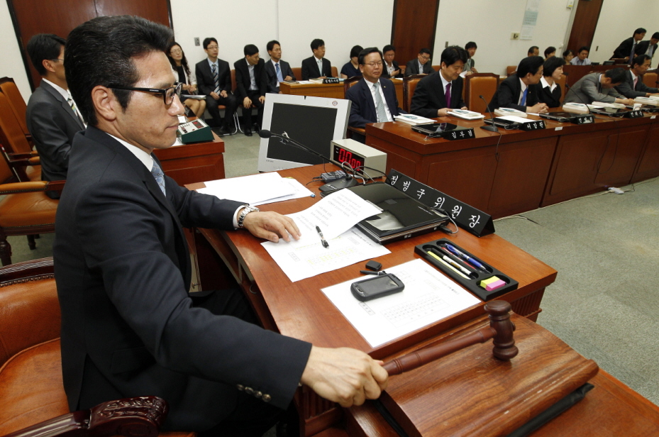  국회 문화체육관광방송통신위 정병국 위원장이 10일 국회에서 열린 문방위 전체회의를 진행하고 있다.