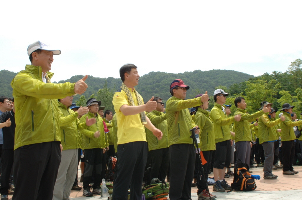  LG디스플레이의 ‘서플라이어 넘버1 아이디어 워크숍’ 직후 김종식 부사장(CPO·왼쪽서 첫번째)을 비롯한 협력사 임직원 102명이 산행에 앞서 상생 의지를 다지고 있다.
 　