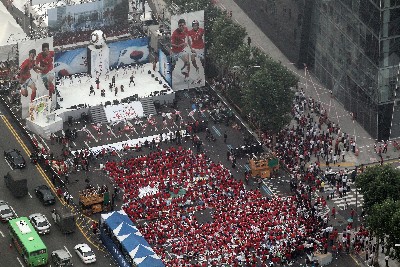 17일 오후 서울 삼성동 코엑스 앞 영종대로에서 거리를 가득 메운 붉은악마들이 축구 국가대표팀의 선전을 기원하며 열띤 슬롯사이트 볼트카지노메이저을 펼치고 있다.