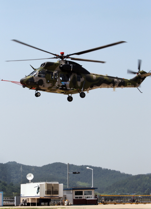  22일 오후 경남 사천 한국항공우주산업에서 열린 국내 첫 한국형 기동헬기(KUH.Korean Utility Helicopter)인 ‘수리온’ 초도비행 성공 기념행사에서 수리온 헬기가 기동 시범을 펼치고 있다. 지난해 7월 출고한 수리온 시제 1호기는 3월10일 초도비행에 성공했다.