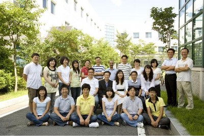 한국기초과학지원연구원 생명과학연구부 연구원들이 김수현 선임부장(앞줄 왼쪽에서 두 번째)과 기념 촬영했다.