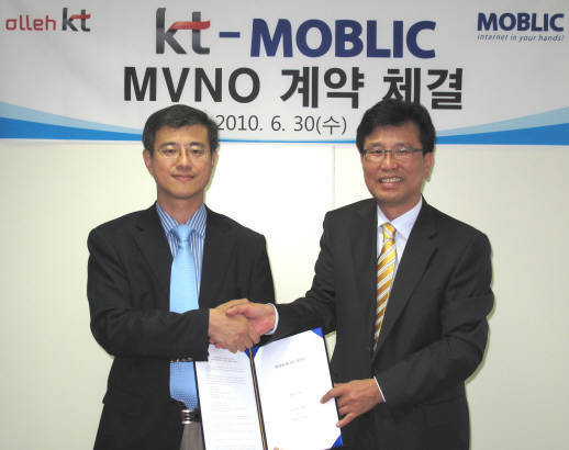 신준일 모빌딕 사장(오른쪽)과 곽봉군 KT 상무가 MVNO 계약을 체결했다.