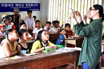 봉사단 의료진이 현지 초등학교 학생을 대상으로 바르게 칫솔질하는 방법과 구강 관리법을 교육하고 있다.