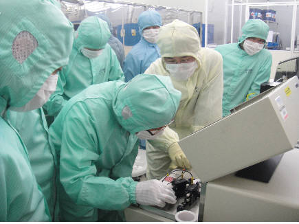 나노소자특화팹센터가 LED 교육을 실시하고 있다.