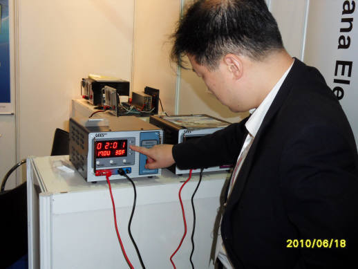 이흥우 하나전자 대표가 지난달 싱가포르 정보통신박람회에 출품한 배터리 성능 복원기를 들여다 보고 있다.