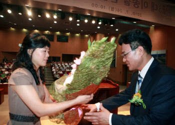 이종철 인천경제자유구역청장(오른쪽)이 26일 열린 취임식에서 축하 꽃다발을 받고 있다.