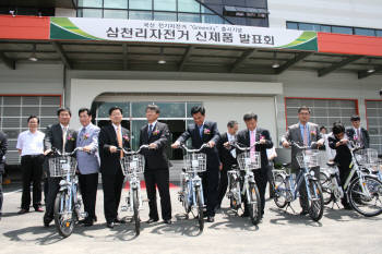 배터리와 모터 등 주력부품을 국산화한 전기자전거가 나왔다. 27일 삼천리자전거 의왕공장에서 열린 국산 전기자전거 ‘그리니티(Greenity)’ 출시 기념식에서 우태희 지경부 주력산업정책관(앞줄 왼쪽 세 번째) 등 참석자들이 시승을 준비하고 있다.