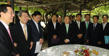 정운찬 국무총리(왼쪽 두번째)가 27일 총리공관에서 열린 중소기업 옴부즈만 자문위원 오찬간담회에서 김기문 중소기업중앙회장, 김동선 중소기업청장, 이민화 호민관 등 참석자들과 환담하고 있다.