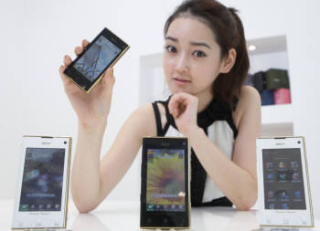 팬택, 직장 초년생을 위한 골드루키 출시