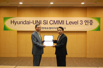 
 안경진 현대유엔아이 SI사업본부장(오른쪽)이 백준기 CMMI 선임심사원으로부터 CMMI Level 3 인증패를 수여받고 있다.
 
 