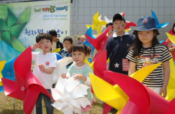 `2010 행복한 원자력 페스티벌`이 오는 8일부터 9일까지 서울대공원 분수광장에서 열린다. 사진은 지난해 열린 행복한 원자력 페스티벌 모습. 