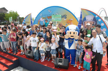 `2010 행복한 원자력 페스티벌`이 오는 8일부터 9일까지 서울대공원 분수광장에서 열린다. 사진은 지난해 열린 행복한 원자력 페스티벌 모습.