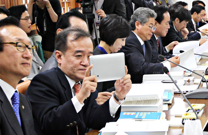 태블릿PC에 국감현장 담는 의원 