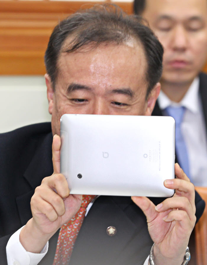 태블릿PC에 국감현장 담는 의원 