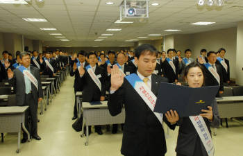 4일 삼천리 여의도 본사에서 열린 `2010 가스안전 결의대회`에서 삼천리 임직원들이 가스안전 결의문을 낭독하고 있다.