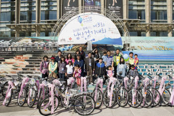 한국석유관리원이 협찬한 자전거 경품에 당첨된 참가자들이 한국석유관리원 이천호 이사장(가운데)과 기념촬영을 하고 있다.
 