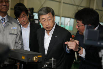 박용현 두산 회장이 두산인프라코어의 협력업체인 삼광기계에 방문해 현장을 둘러보고 있다.