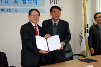 김병두 PTC코리아 사장(왼쪽)과  문수남성동공고 교장이 협약 후 기념 촬영하고 있다.