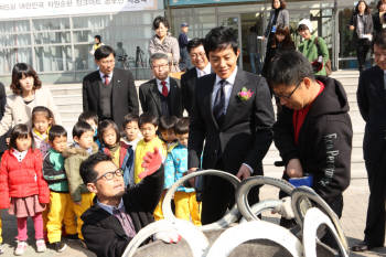 한국환경공단은 탈렌트 이범수씨를 폐자원으로 만든 다양한 예술작품을 공모하는`제5회 대한민국 자원순환 정크아트 공모전`의 홍보대사로 위촉했다.
 