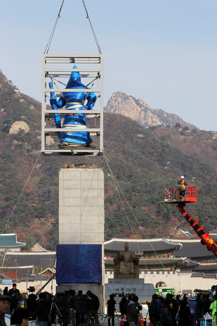 이순신 장군 동상 보수 위해 이전