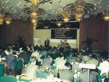 80년대에 들어 정부는 에너지절약 선진기술의 도입, 개량을 촉진하기 위해 전문가 초빙, 훈련생 파견, 정보교환 등 국제협력을 강화해 나갔다. 사진은 지난 1983년 11월 열린 한 · 덴마크 에너지절약 심포지움.