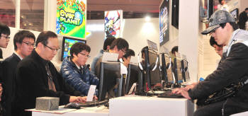 지난내 열린 지스타 에서 일반 참관객이 제품을 둘러보고 있다