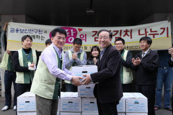 금융보안연구원 임직원들이 18일 오전 영등포 `보현의 집`을 
 방문해 김장김치를 전달하고 있다.
 