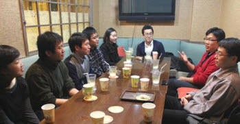 안연구소는 신입사원 교육의 일환으로  `선배가 간다` 프로그램 진행 중인 모습으로 선배 직원들이 신입사원들을 직접찾아가 이야기를 나누고 있다. 