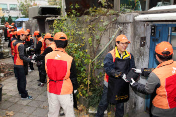 SK브로드밴드는 24일 서울시 강북구 번동에서 기업사업부문 임직원 50명이 참여한 가운데 `사랑의 연탄 나눔` 봉사활동을 펼쳤다.  SK브로드밴드 기업사업부문 직원들이 연탄 배달 봉사에 참여하고 있다. 