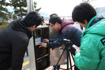 무료 슬롯 사이트가 올초 개발해 한국해양대학교 캠퍼스에 설치한 태양광과 풍력을 동시에 활용하는 하이브리드 가로등. 센터 연구원과 학생들이 설치된 가로등의 데이터값을 측정하고 있는 모습.