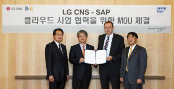 LG CNS가 SAP와 클라우드 비즈니스 서비스 개발 및 시장확대 상호 협력을 위한 양해각서를 교환했다. 
 김윤수 BnE 상무와 김태극 LG CNS솔루션사업본부장, 톰 킨더만스 SAP 아태지역 부사장, 박병진 SAP코리아 SME 총괄본부장(왼쪽부터) 
 