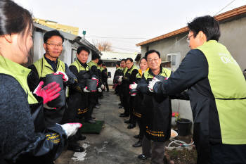 한국석유관리원 이천호 이사장(오른쪽 두번째)을 비롯한 임직원들이 수원시에 거주하는 저소득층 및 불우한 가정 3가구에 사랑의 연탄을 릴레이로 배달하고 있다.
 